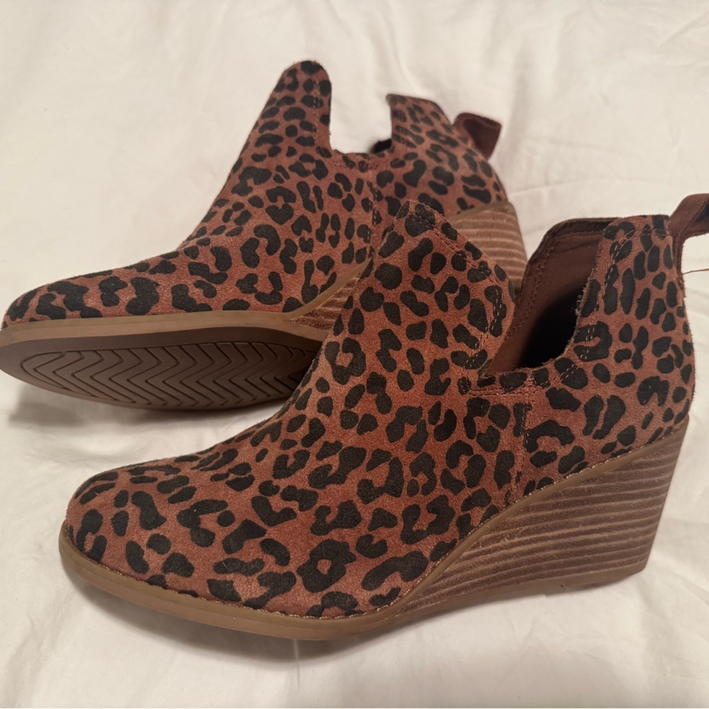TOMS Kallie wedge bootie in a leopard print suede - Picture 2 of 5
